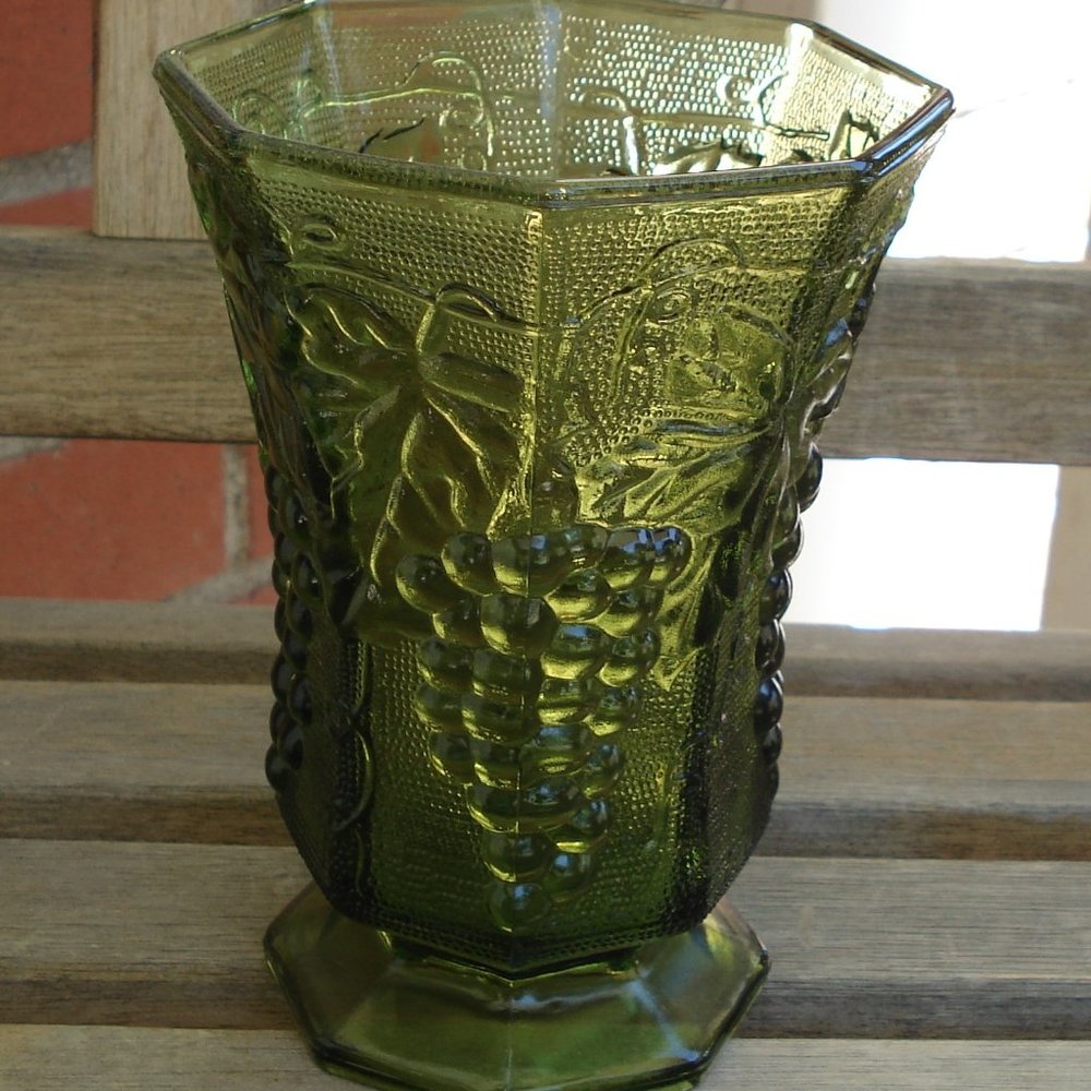 VINTAGE ANCHOR HOCKING OLIVE GREEN GLASS VASE
